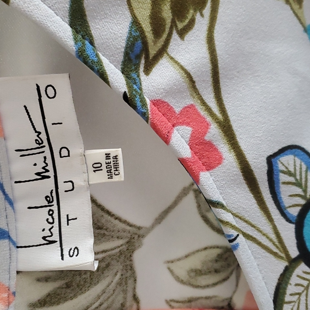 Pretty pale blue floral v neck dress by Nicole Miller. Excellent condition! - Picture 2 of 8